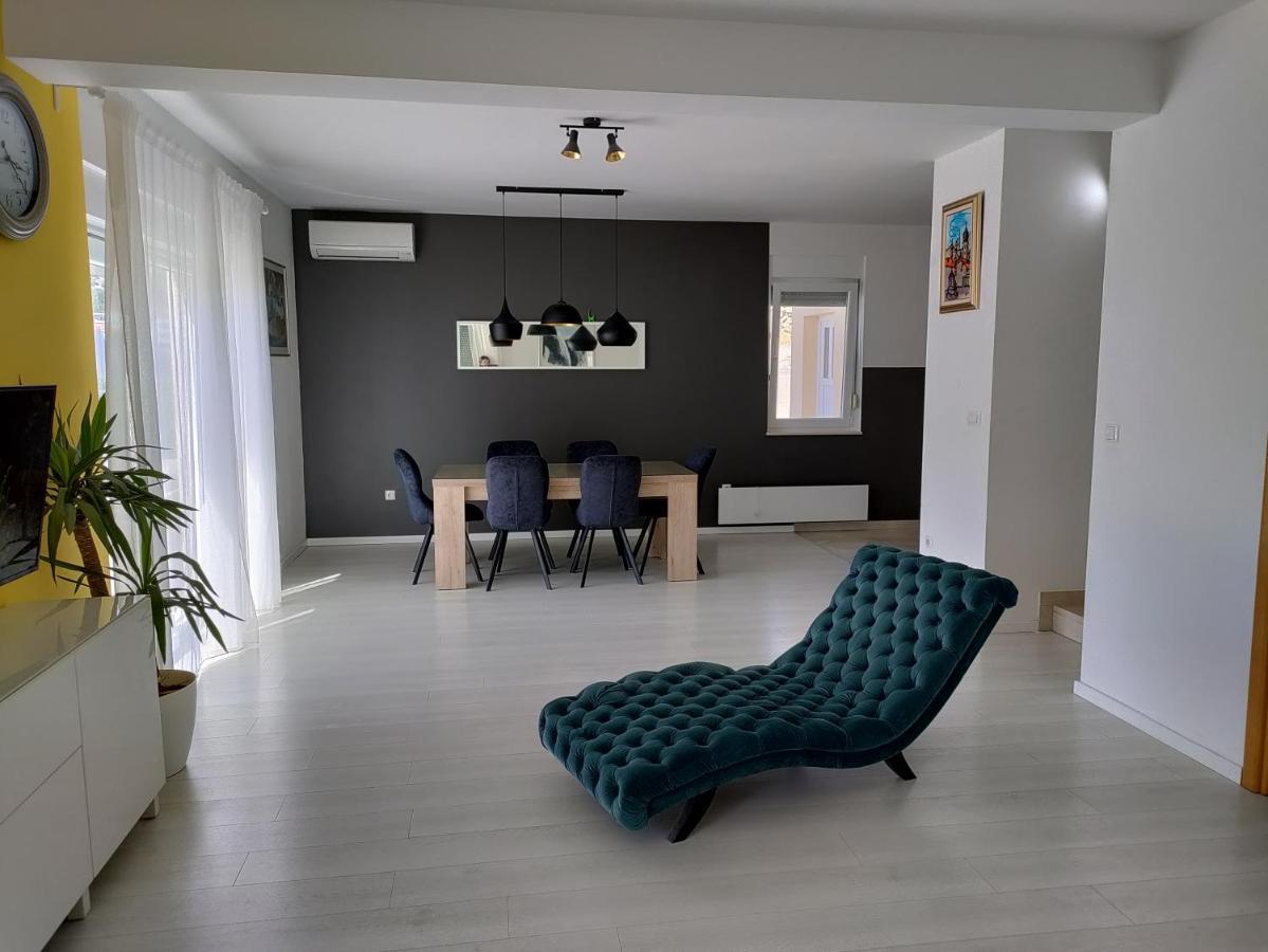 Magi House With Pool Διαμέρισμα Ποντστράνα Εξωτερικό φωτογραφία
